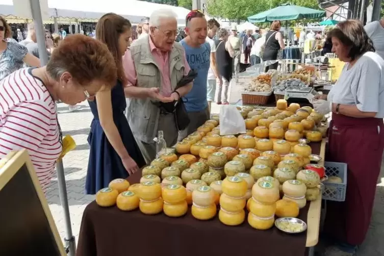 Mal probieren? Köstlichkeiten wie zum Beispiel Käse konnten die Besucher beim Bauernmarkt 2017 verkosten und kaufen.  Archivfoto