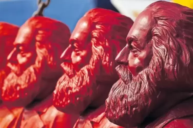 Die Karl-Marx-Figuren stammen vom Künstler Ottmar Hörl. Sie wurden 2013 bei der Präsentation der Pläne für die diesjährige Karl-