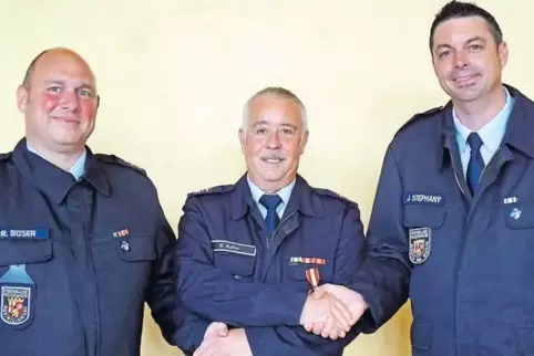 Neue und alte Führung (von links): Rainer Böser (neuer stellvertretender Wehrleiter), Stefan Kuhn (bisheriger Wehrleiter) und Jü