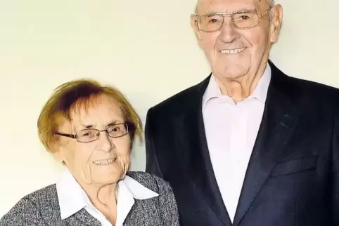 Haben sich sozusagen schon im Sandkasten kennengelernt: Heute vor 65 Jahren haben Rita und Georg Mayer in Winnweiler geheiratet.