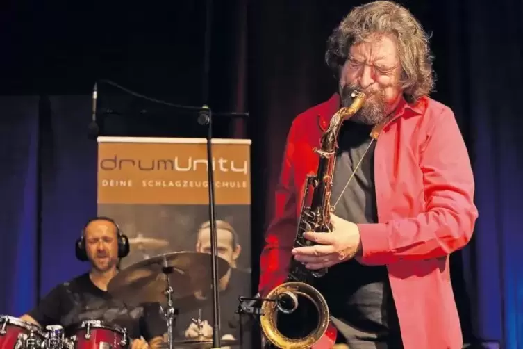 Grandioser Saxofonist: Daniel Guggenheim. Geburtstagskind Christian Majdecki sorgt an den Drums für den richtigen Groove.