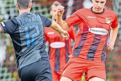 Der Diedesfelder Nils Krämer (rechts) sieht sich Böhls Daniel Keferstein gegenüber.