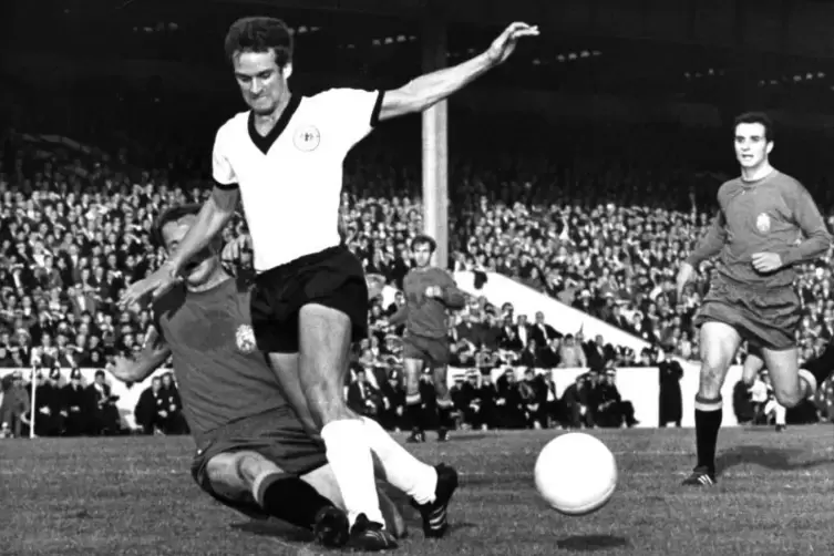 Grätsche gegen Wolfgang Overath 1966 im WM-Spiel gegen Spanien in Birmingham.