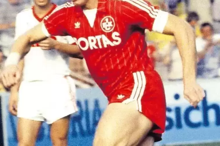 Typische Haltung für Hans-Peter Briegel: hier 1983 im Spiel des FCK gegen Nürnberg.