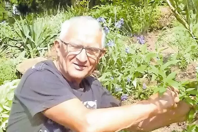 Hans Gerlach liebt seine tägliche Gartenarbeit.