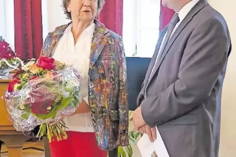 Mit Blumen und einer Urkunde bedankte sich Verbandsbürgermeister Jürgen Oberholz bei Helga Buß für ihren Einsatz.