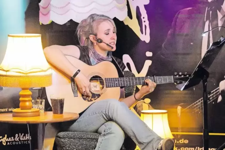Jessica Weis, die man bisher vor allem als Sängerin kennt, ist im Bash erstmals durchgängig an der Gitarre gefordert. „Ich spiel