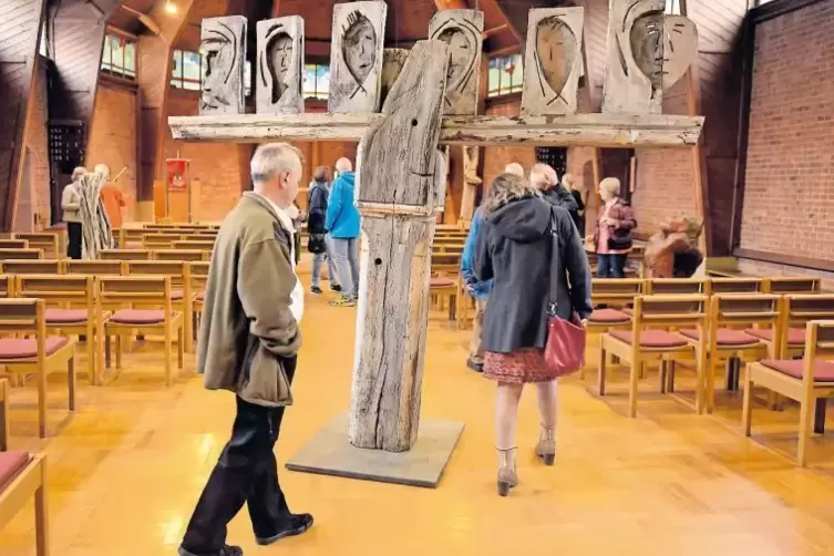 Innehalten und reflektieren: Holzskulpturen in der Melanchthonkirche.