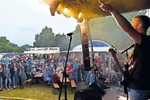 Vor vielen Zuhörern: die Band Cherry on Cream am Samstag.