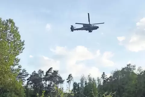Wie auf diesem Foto vom Mai 2017 dröhnten vor kurzem wieder Hubschrauber dicht über Mittelbrunn. Das erneut nicht im Vorfeld übe