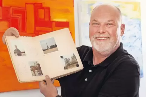 Karl Unold hat von seiner Jugendzeit ein Fotoalbum erstellt. Der Aufenthalt in Paris bei seinem Schulfreund Rémy darf da nicht f