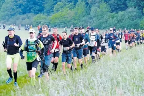 Nach etwa einem Kilometer war das Teilnehmerfeld beim Ultra-Trail noch dicht zusammen.