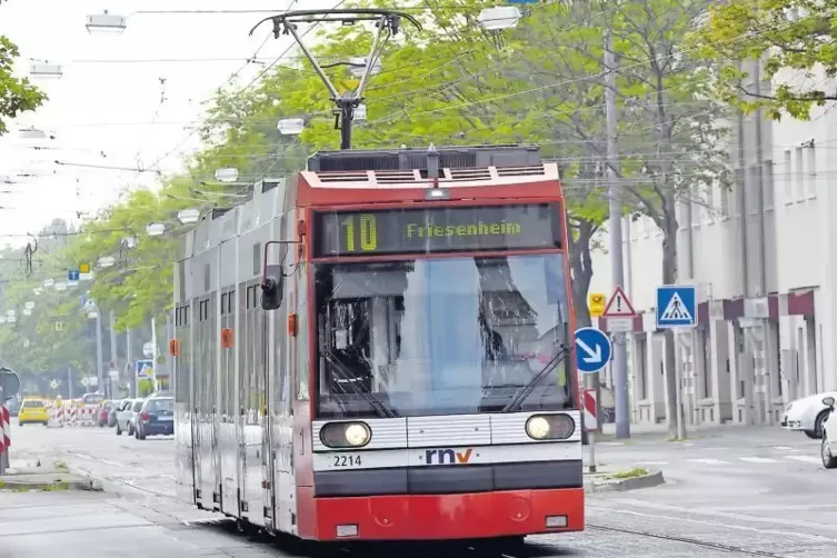 Straßenbahnen – hier die Linie 10 in der Hohenzollernstraße – sollen künftig auch durch die Gartenstadt, Maudach und Orte im Lan