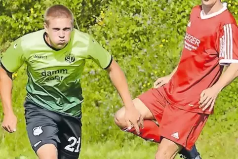 Starke Szene: Herschbergs Christoph Metzger (im grünen Trikot) lässt den Winnweilerer Christian Geissler stehen.