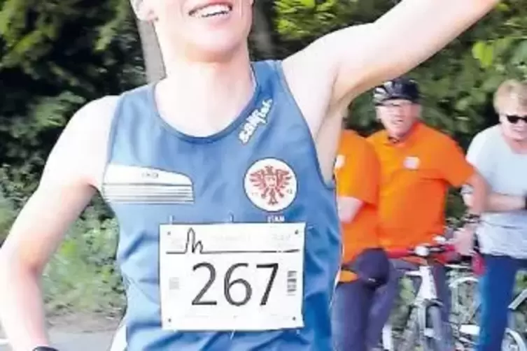 Jubelpose: Uwe Drescher aus Speyer gewinnt nach knapp sechs Kilometern.