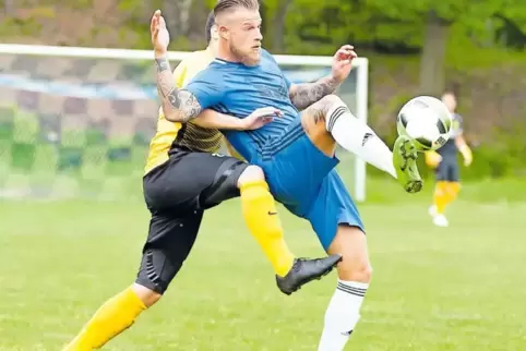 Enge Zweikampfführung: Maximilian Kaulen (links), SV Hermersberg, gegen Christian Kolender vom Landesliga-Aufsteiger VfR Kaisers