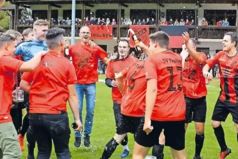 Meistersause: Der SV Trulben um seinen Trainer Eric Groh feiert den Titelgewinn in der C-Klasse PS/ZW Ost.