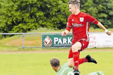 Das 1:1 ist unterwegs: Fabian Zwick vom FC Fischbach überspielt Torwart Matthias Jordan von der SG Waldfischbach und trifft.