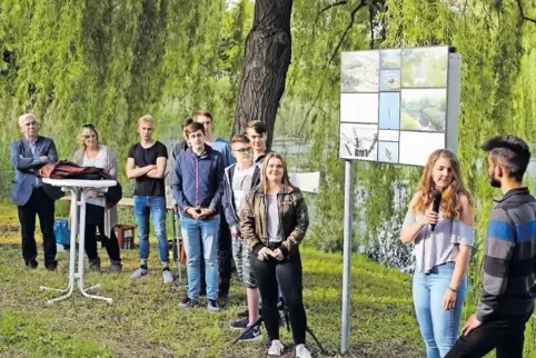 Zehn Jugendliche haben ihr Projekt zum Teeuwen-See bei der Präsentation der Tafel vorgestellt.