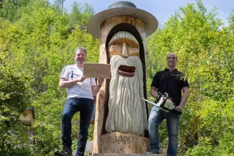 „De Zeidler“: Imker Klaus Gundall (links) und Michael Buser haben den Bienenmann der Naturfreunde Kaiserslautern „getauft“. Buse