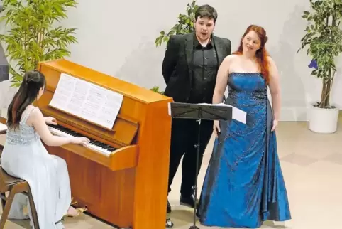Carla Hussong (rechts) gehört seit 2007 zu den Stammgästen im Vinninger Kulturzentrum Alte Kirche.