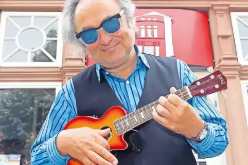 Vertont das Leben einer Eintagsfliege: Franz Zöhren mit Ukulele vor dem Alten Stadtsaal.