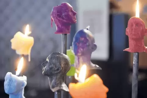 Zeichen der Vergänglichkeit: „Kerzenköpfe“ von Uwe Michael Biedermann, in denen der Künstler sich selbst darstellt.