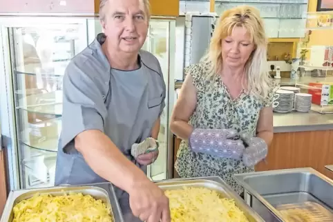 Andreas und Beate Klein eröffneten gestern offiziell die deutsche Kantine auf der Air Base Ramstein. Heute beginnt der Regelbetr