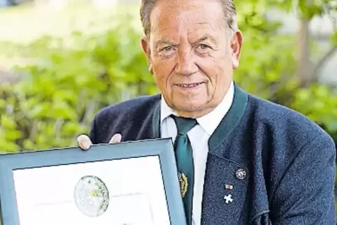 Günter Lüers wurde zum Ehrenmitglied des Pfälzischen Sportschützenbundes ernannt.