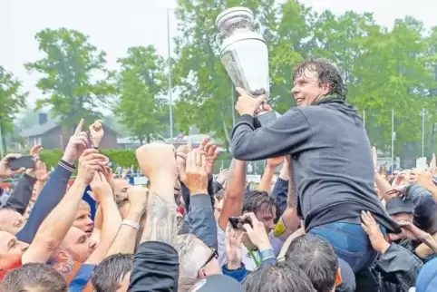 KFC-Coach Stefan Krämer wird nach dem Gewinn der Meisterschaft in der Regionalliga West auf Händen getragen.