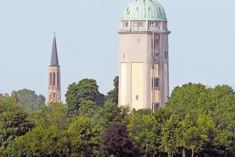 Ragt 39 Meter in die H&ouml;he: Der Wasserturm im Mannheimer Stadtteil Seckenheim, im Volksmund auch gerne &bdquo;Glatzkopp&ldquo; genannt.