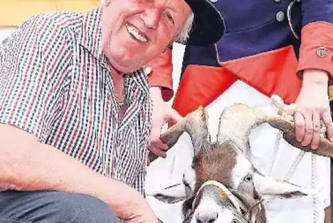 Sie verstanden sich gleich gut: Bieter Hans Hundsbichler und sein Geißbock Maximilian.