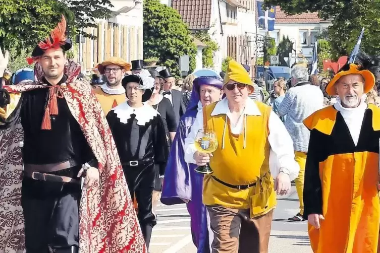 Die Deidesheimer laufen zur Stadtgrenze, um das Brautpaar und den Tributbock zu empfangen.