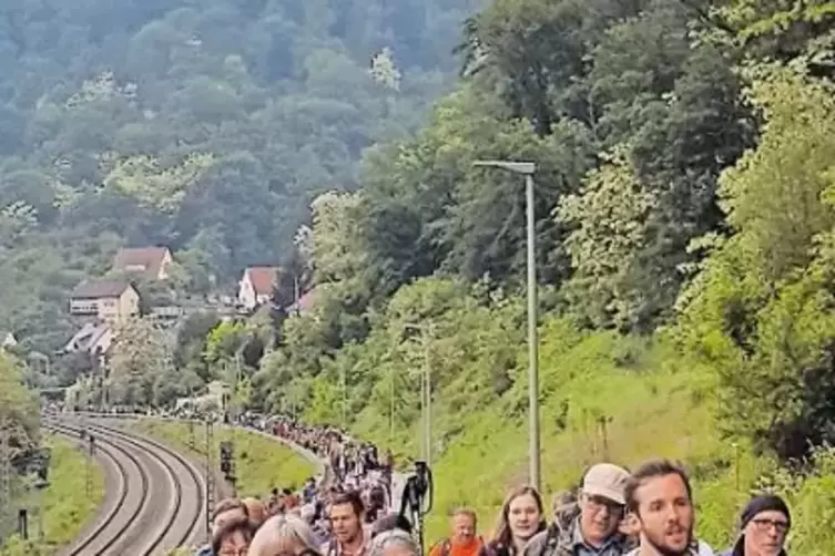 Lindwurm gegen 5.45 Uhr bei Lindenberg: die Wanderer auf dem Weg nach Deidesheim.