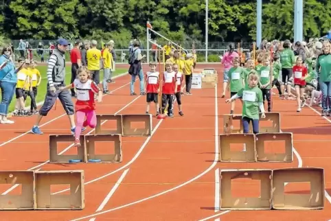 Hanna (TVO) und Hannah (TSG Mutterstadt) beim Kinderleichtathletik-Fest in Offenbach.