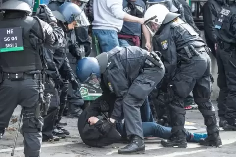 ausschreitungen_fans_polizei.jpg