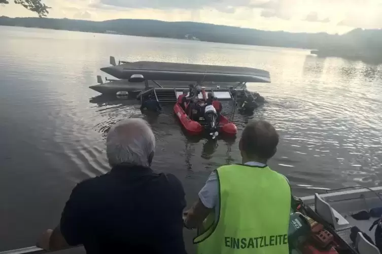 Ermittler und Taucher untersuchen den Unglücksort am Ufer des Bostalsees, des größten Gewässers im Saarland. Foto: Feuerwehr Noh