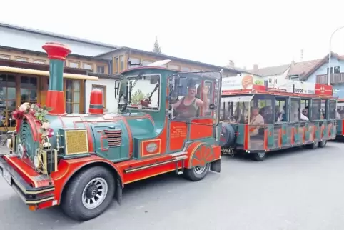 Während der Rosenwochen ist auch der Rosenexpress wieder im Bad Bergzaberner Land unterwegs.