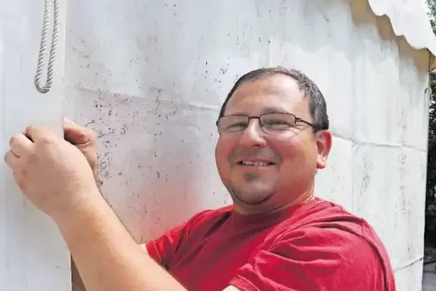 Stefan Doetsch, Vorsitzender des Fördervereins der Freiwilligen Feuerwehr Neuleiningen, packt beim Aufbau des Festzeltes mit an.