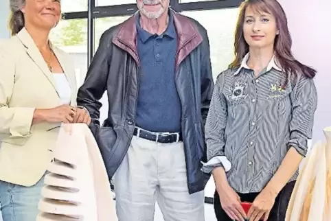 Kuratorin Nicoleta Steffan (rechts) mit den Künstlern Birgit Staerk und Erhard Seiler.