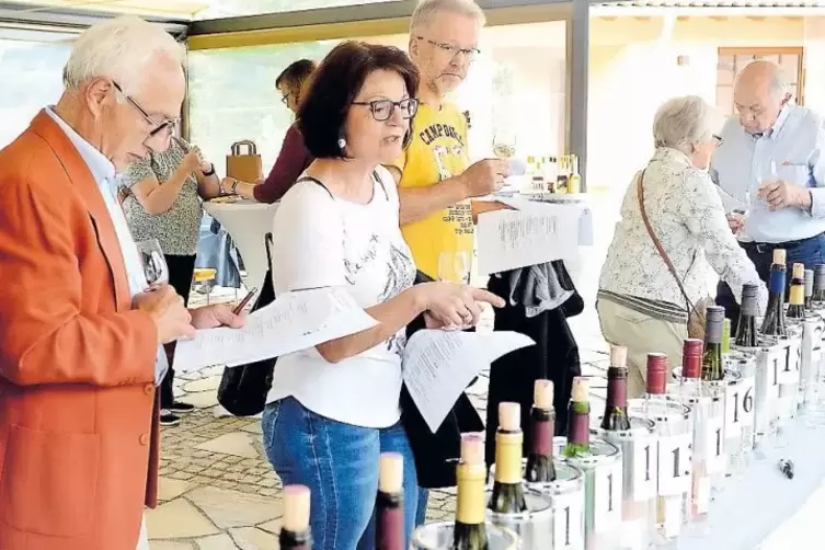 Das Weingut Schmidt in Obermoschel bot bei der Jahrgangsverkostung mehr als 60 Rebensäfte zum Verkosten an.
