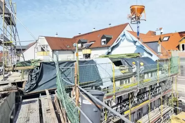 Aufnahme aus dem August 2016: Arbeiten am Dach des Ensembles in der Ludwigstraße 13. Der Denkmalschutz fragte kritisch nach.