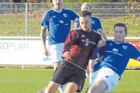 Es ist ein enges Duell, dass sich der SV Gundersweiler (hier Sajoscha Basalyk im roten Trikot) und der TuS Bolanden (Joachim Law