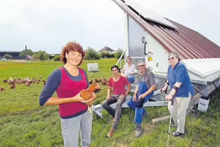 Familie Schmitt und ihre mobile Hühner-Freilandhaltung: (von links) Dagmar, Georg, Carolin (mit Tochter Charlotte im Arm), Bernd