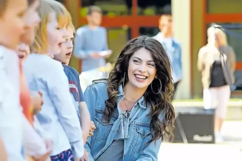 Hört den Kindern bei ihrem Besuch in Dudenhofen zu, wie sie das Spargellied singen: Christina Peno.