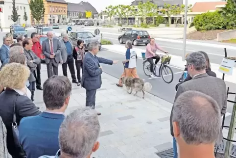 Die Gehwege sind abgesenkt und die Straßenquerungen eingezeichnet. Bürgermeister Hans-Dieter Schneider ist überzeugt, dass davon