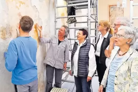 Arbeiten in der Alten Winzinger Kirche: Restauratorin Kristina Brakebusch (neben dem Restaurator im blauen Shirt) erläutert die 