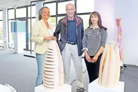 Vermieterin Birgit Stärk (links) mit den Künstlern Erhard Seiler und Nicoleta Steffan.