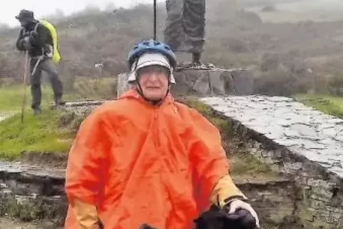 Bei Schnee und Regen auf der Strecke: Hans Christoph Niesel vor dem Pilgerdenkmal in Alto de San Roque in Galizien.