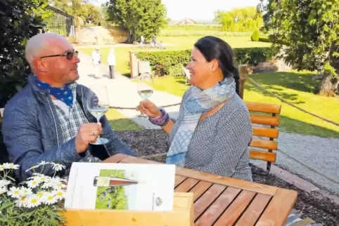 Bei strahlendem Sonnenschein zieht es die Besucher der Wachenheimer Vinothek, hier das Ehepaar Kerstin und Kirk Bauer, gerne hin